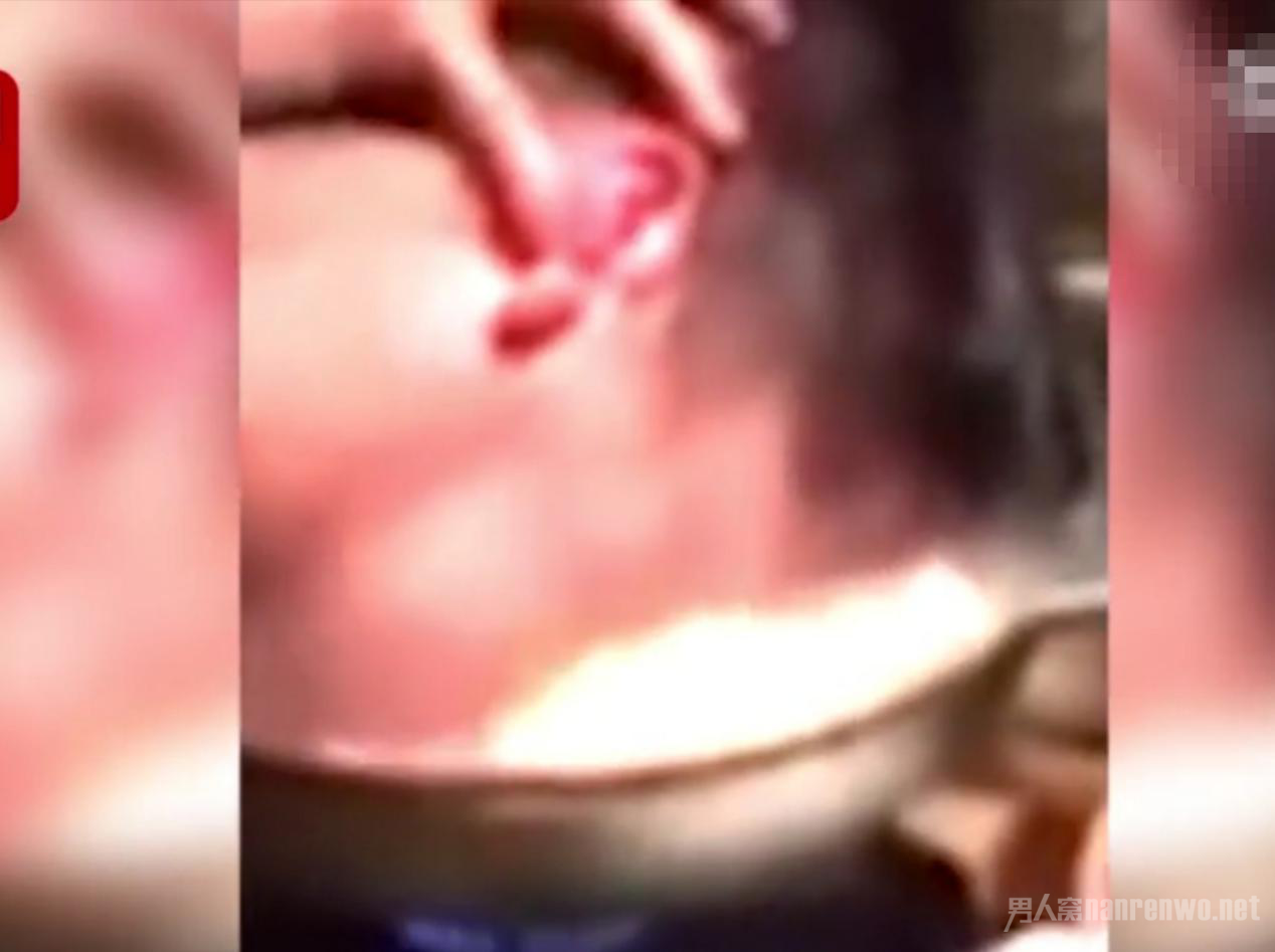 受害者脸被按进火锅