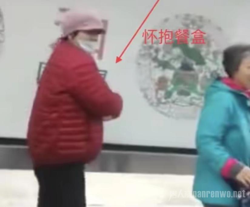 (大妈抱紧餐盒)