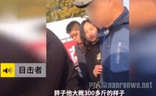 小伙挤地铁被骂哭
