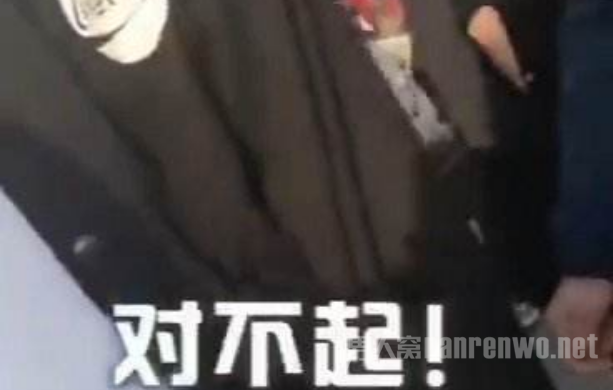 小伙挤地铁被骂哭