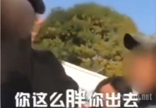 小伙挤地铁被骂哭
