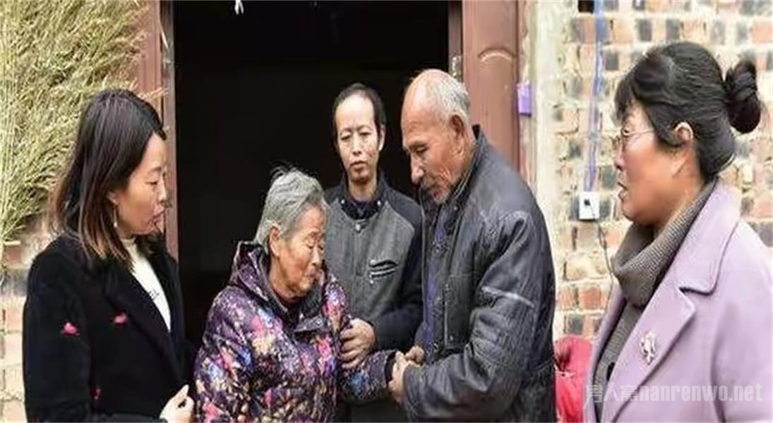 李圆佗来看望李老汉老伴儿