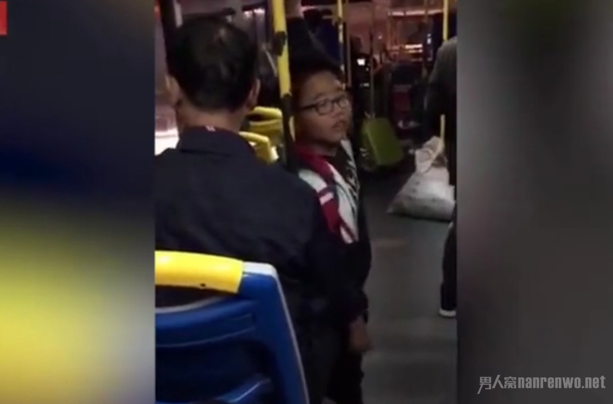 让座的男孩站着