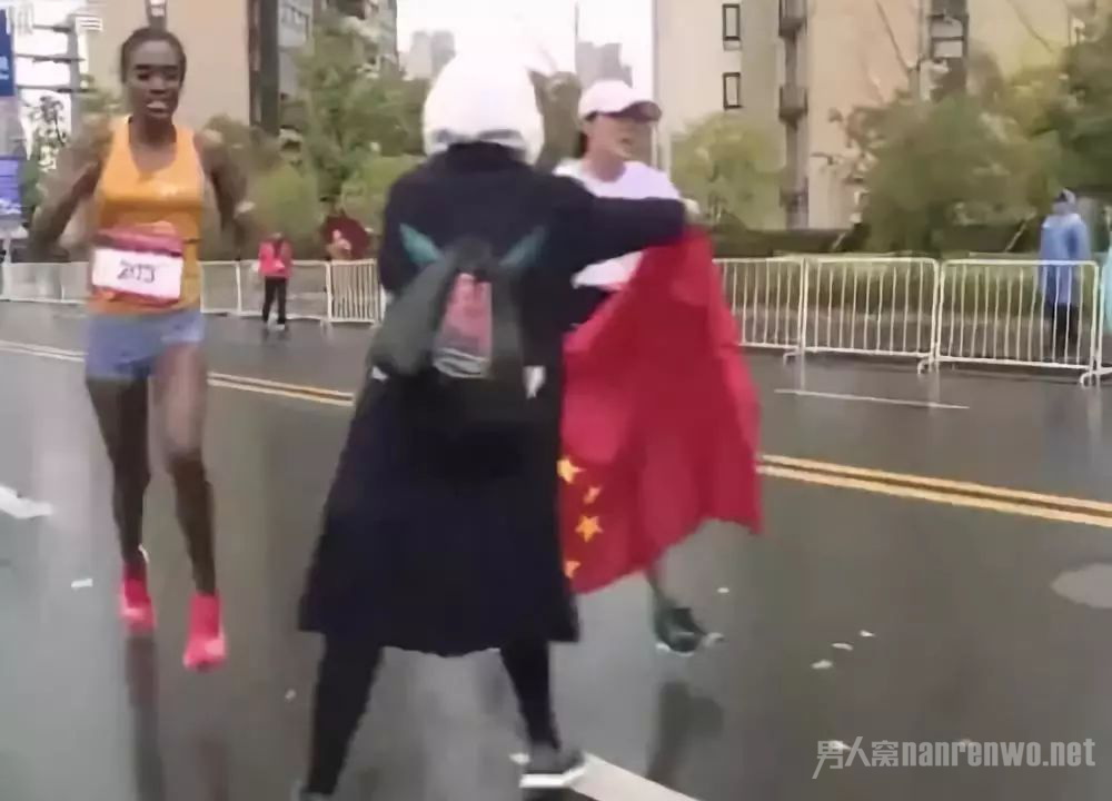 工作人员递国旗