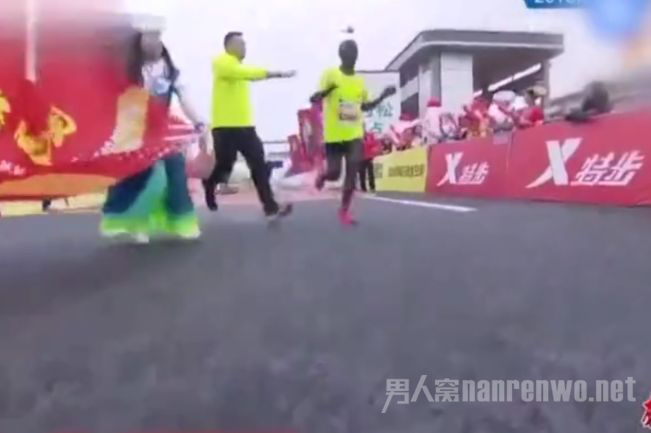工作人员干扰