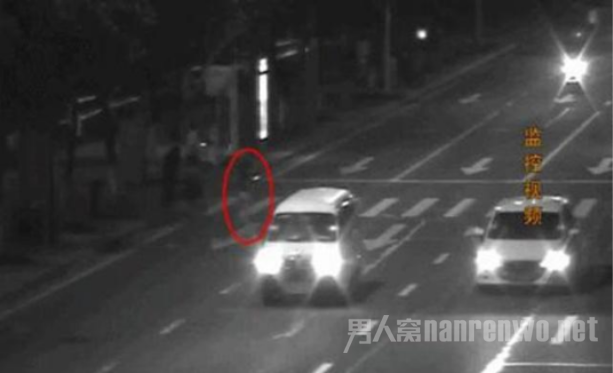 过马路看手机判刑