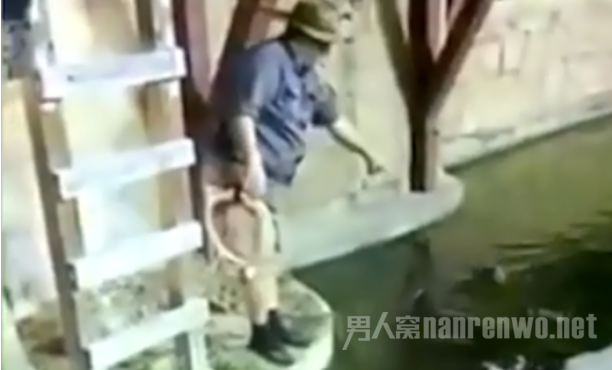 男子鳄鱼池荡秋千