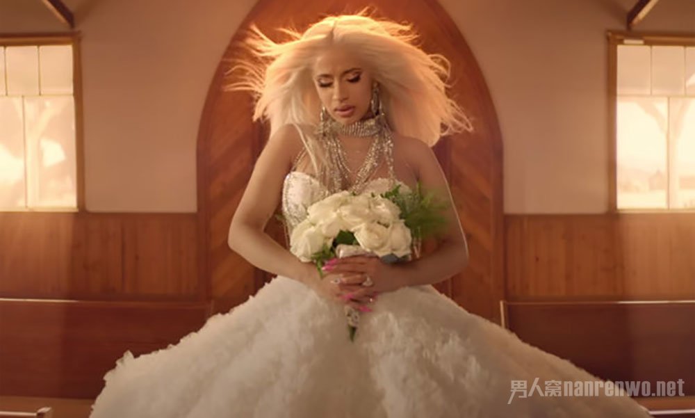 Cardi B办离婚手续夜店跳脱衣舞