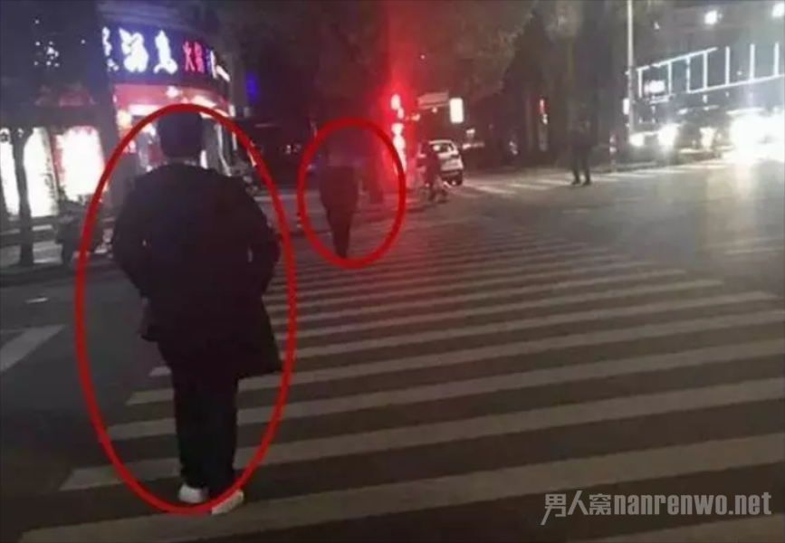 不顾交通规则的行人