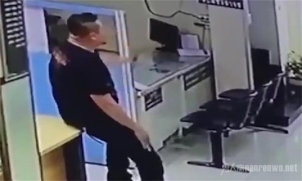 持刀袭警却被警察拥抱