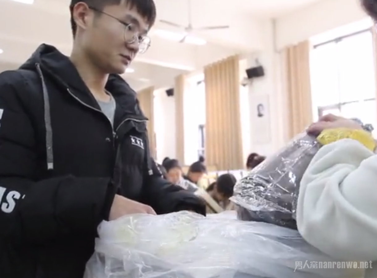 (同学拿秋裤)