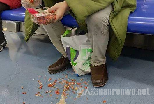 男子地铁吃小龙虾