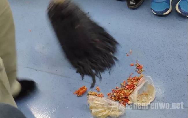 男子地铁吃小龙虾
