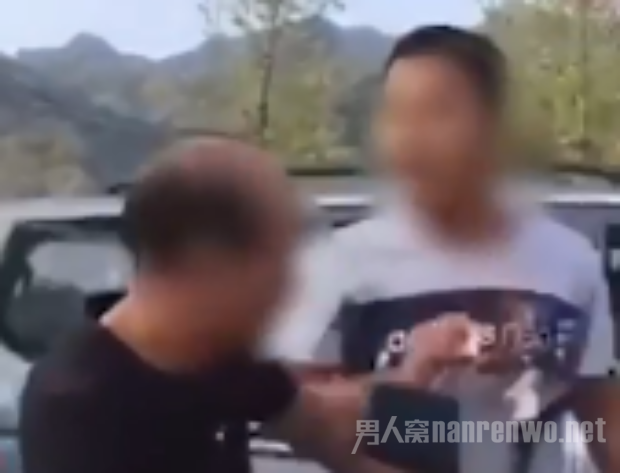 拦路扇老师耳光