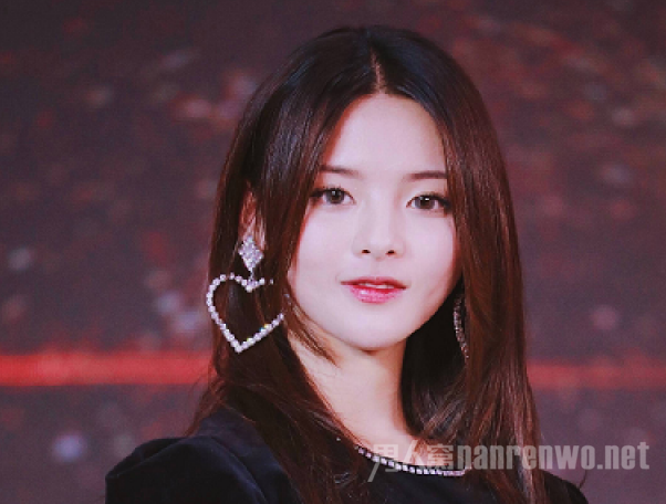 杨超越表情严肃