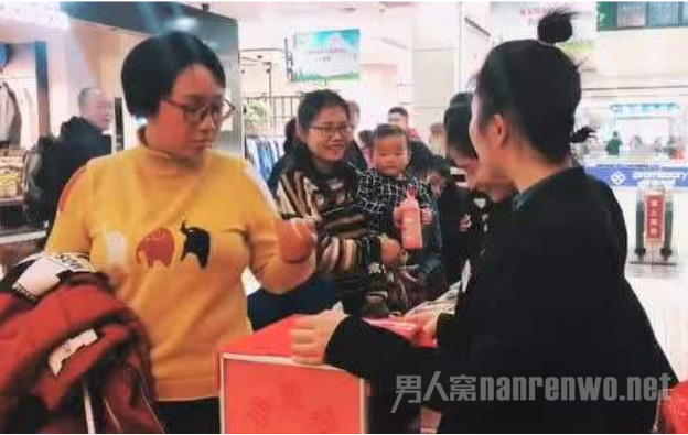 男童抽奖抽到宝马