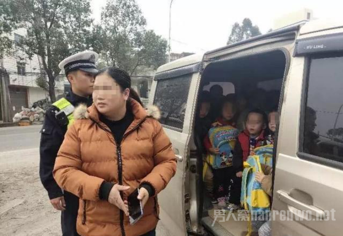 7座车送28名幼儿