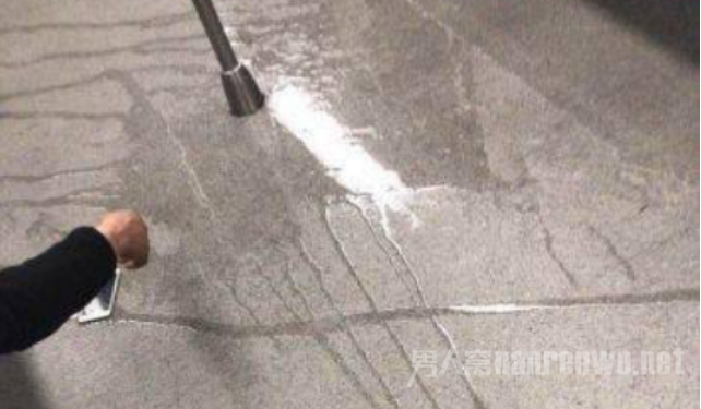 醉酒男子当众便溺
