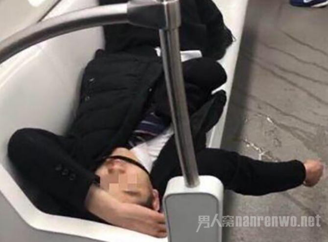 醉酒男子当众便溺
