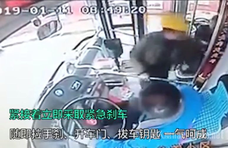 贵阳醉汉抢方向盘