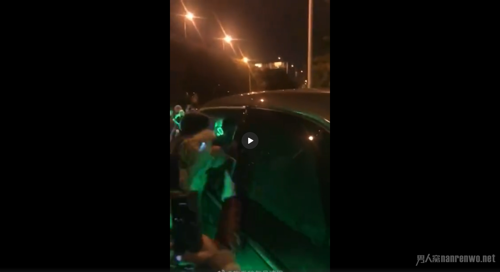 王源被粉丝扒车窗