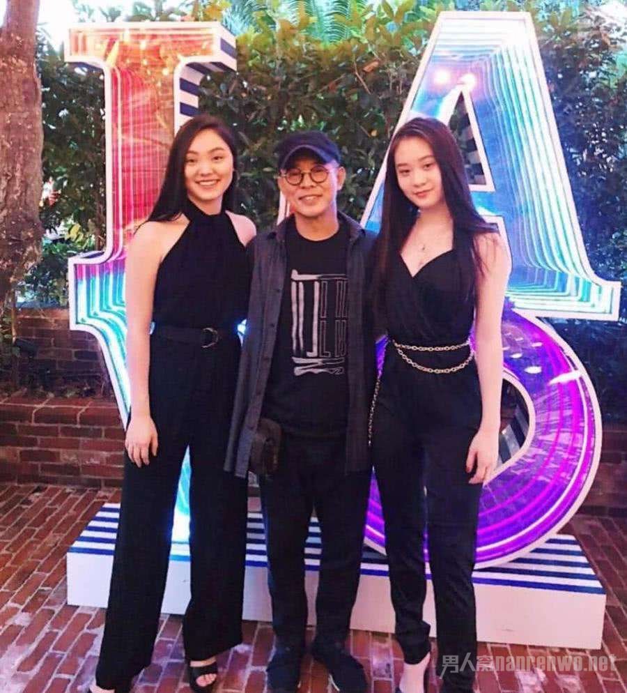 李连杰与两女儿合照