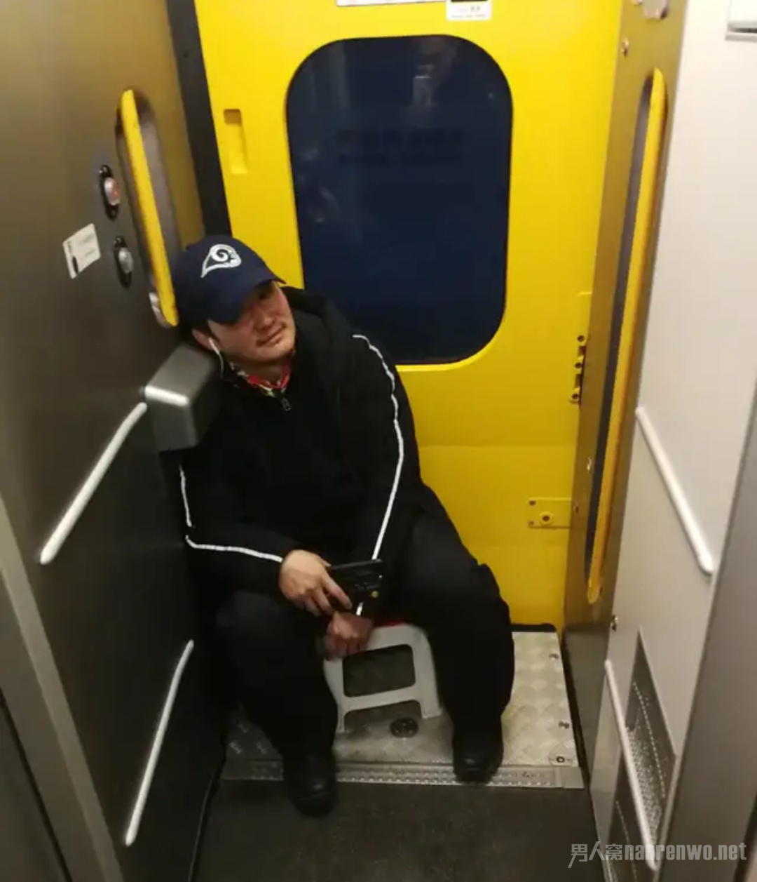 吴京带小板凳坐火车