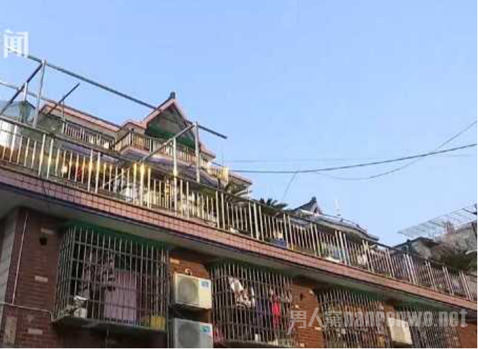 外卖小哥冲入家中