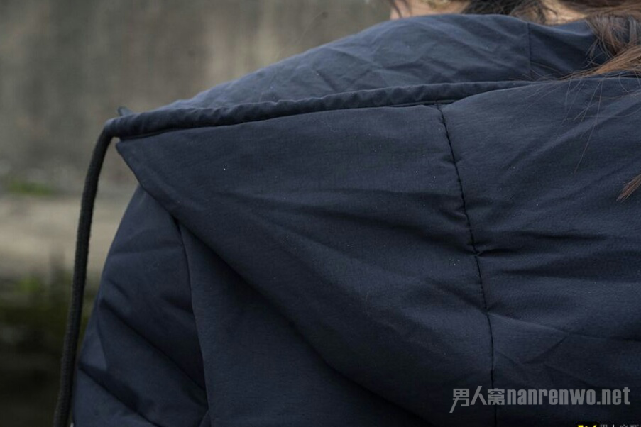 中长款休闲羽绒大衣的细节