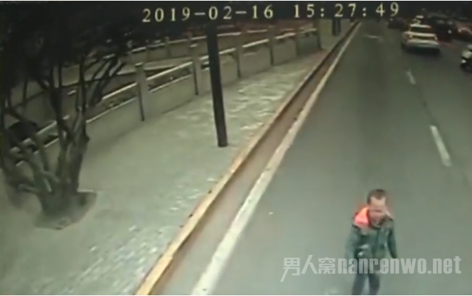 三岁男童车流中穿梭