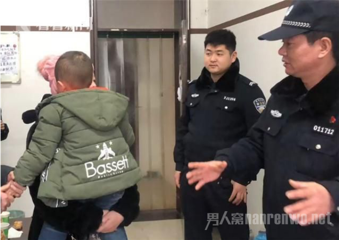 三岁男童车流中穿梭