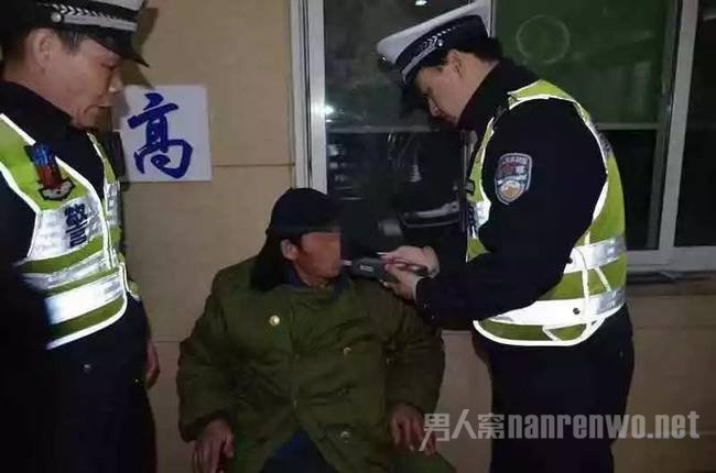 老汉醉驾高速逆行