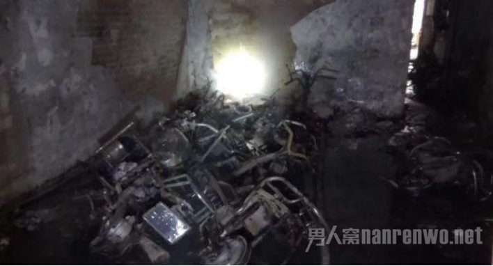 钦州一民房起火