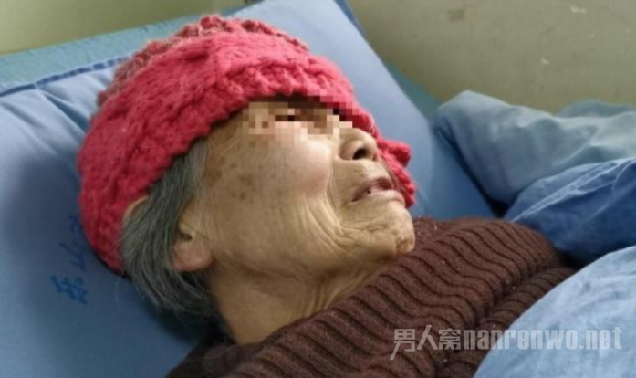 的哥撞老太丢野外