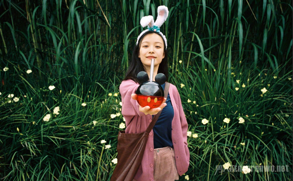 倪妮现身迪士尼