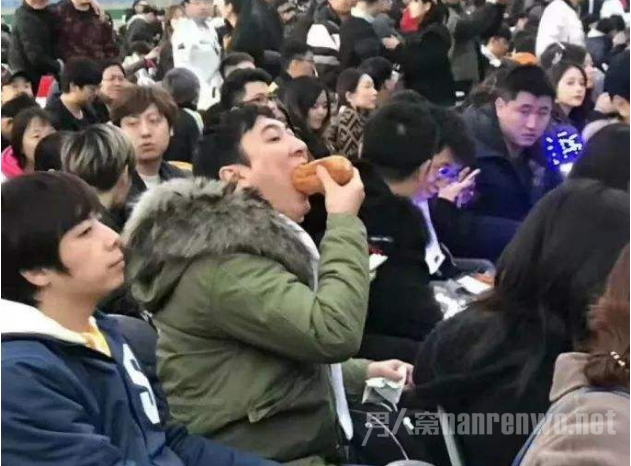王思聪吃热狗