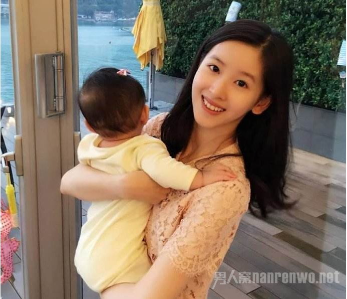 奶茶妹妹与女儿合影
