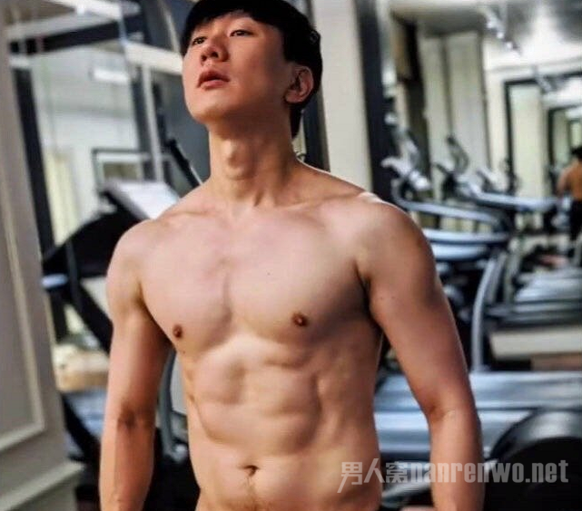 林俊杰秀腹肌