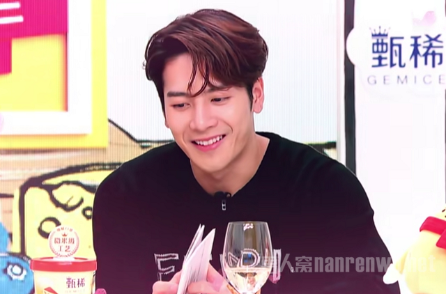 王嘉尔的偶像是杨紫