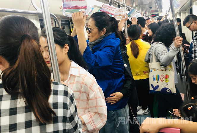 倪萍长沙挤地铁