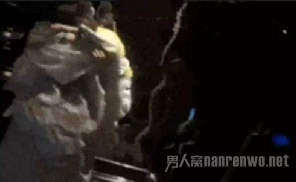 两人激吻