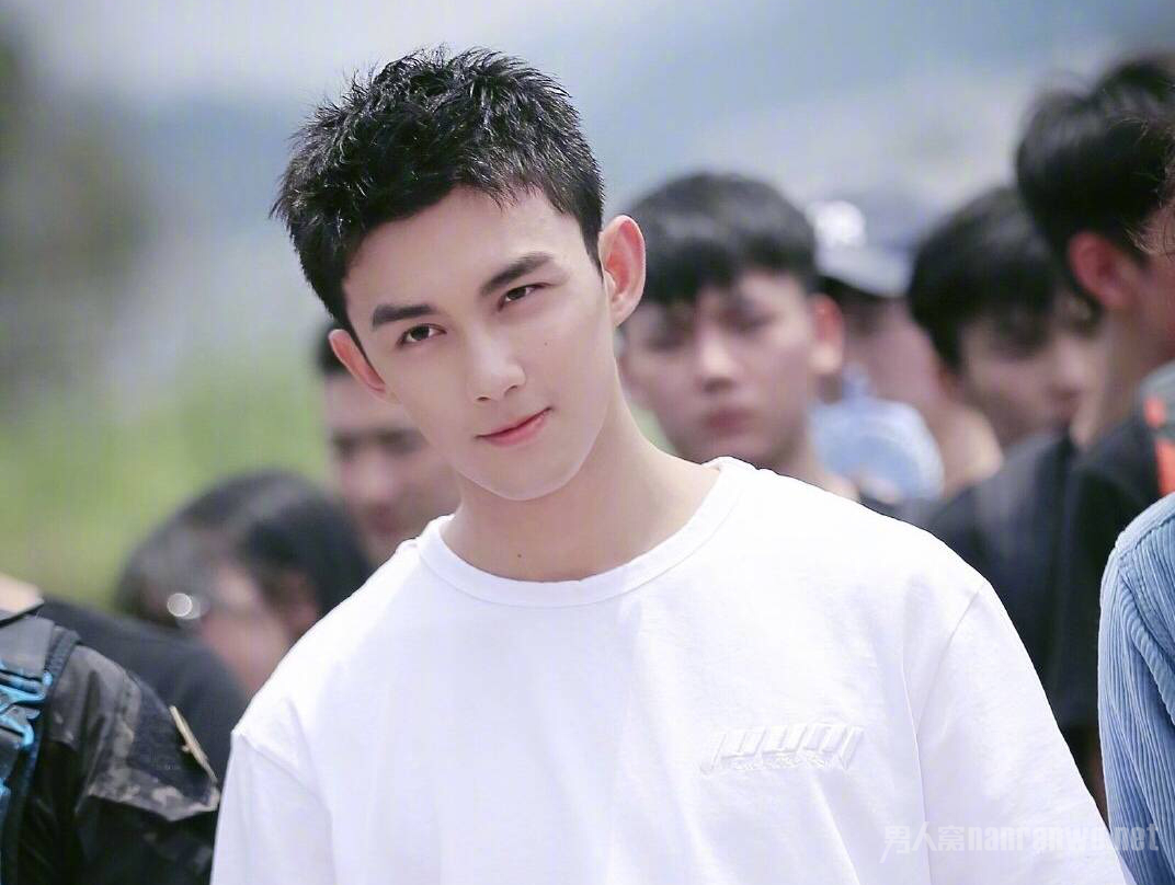 干净清爽的吴磊
