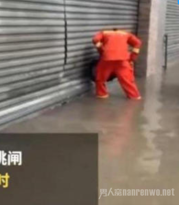 破门实施救援