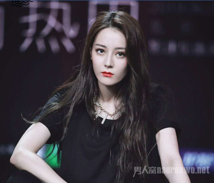 迪丽热巴撕衣服