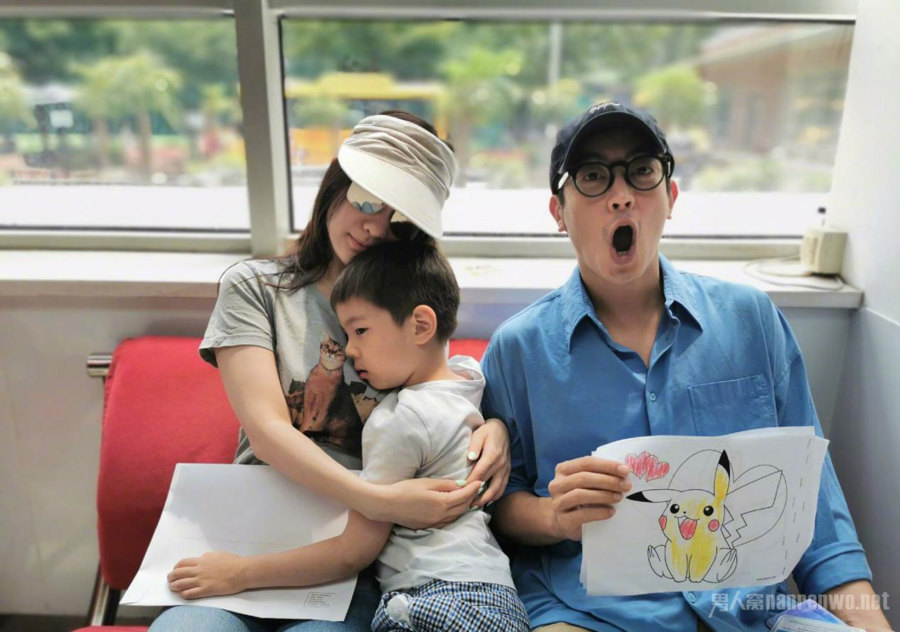 嗯哼难过躺在妈妈怀里