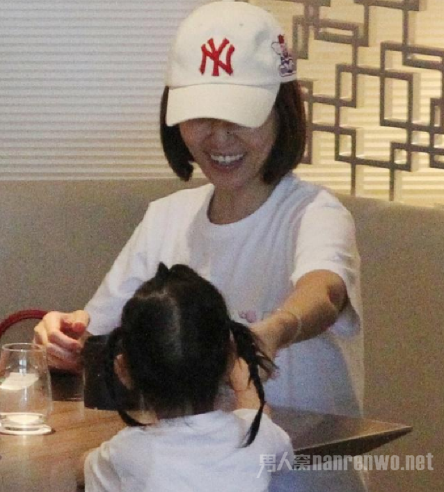 林心如给女儿喂食