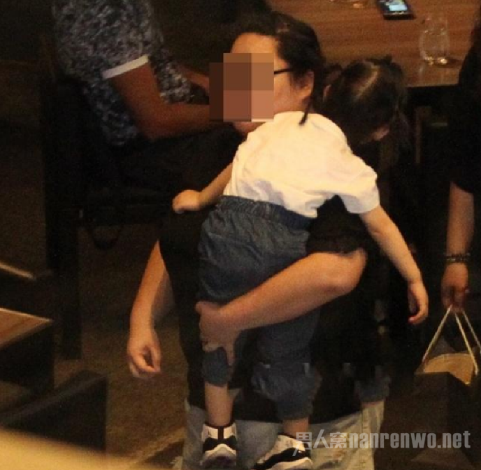 工作人员与睡着的小海豚
