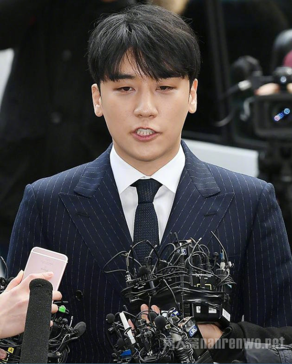 接受采访