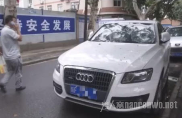 快递小哥砸奥迪