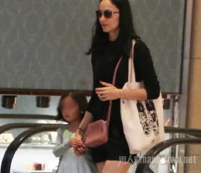 ������Ů���ع�